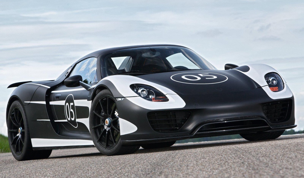 Спортивный автомобиль под номером 5