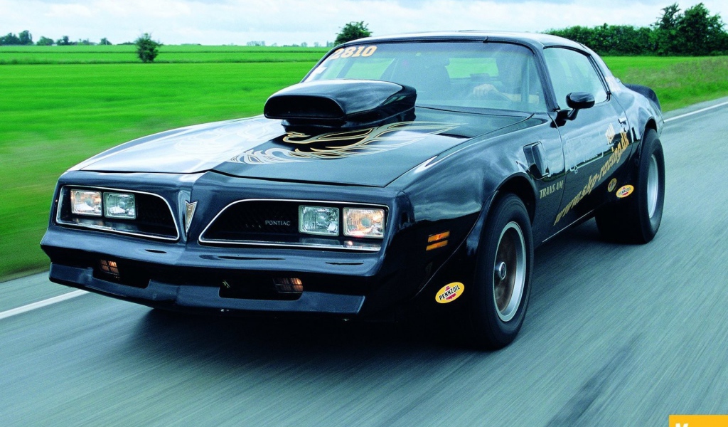 Pontiac на дороге