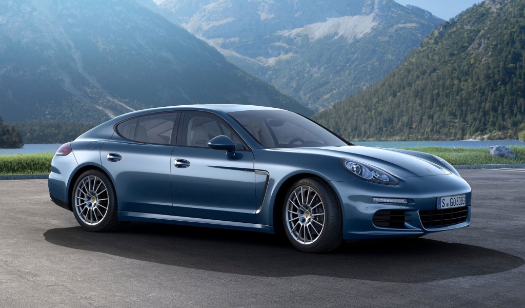 Синий Porsche Panamera Turbo S 2014 на дороге