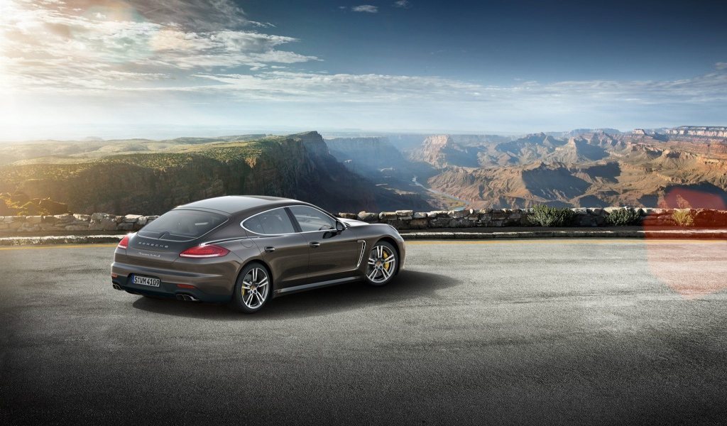 Porsche Panamera Turbo S 2014 на парковке в горах