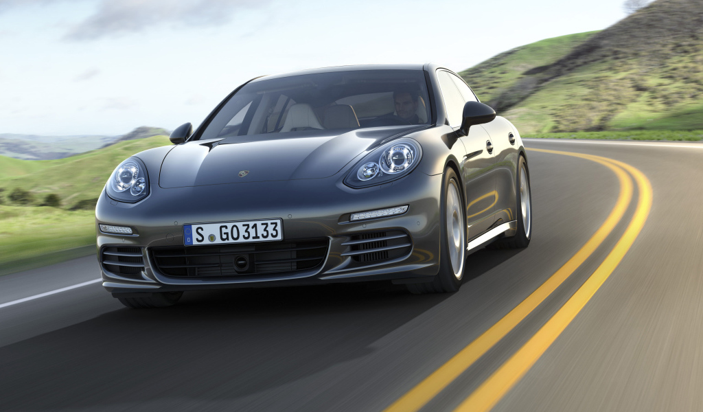 Porsche Panamera Turbo S 2014 на шоссе