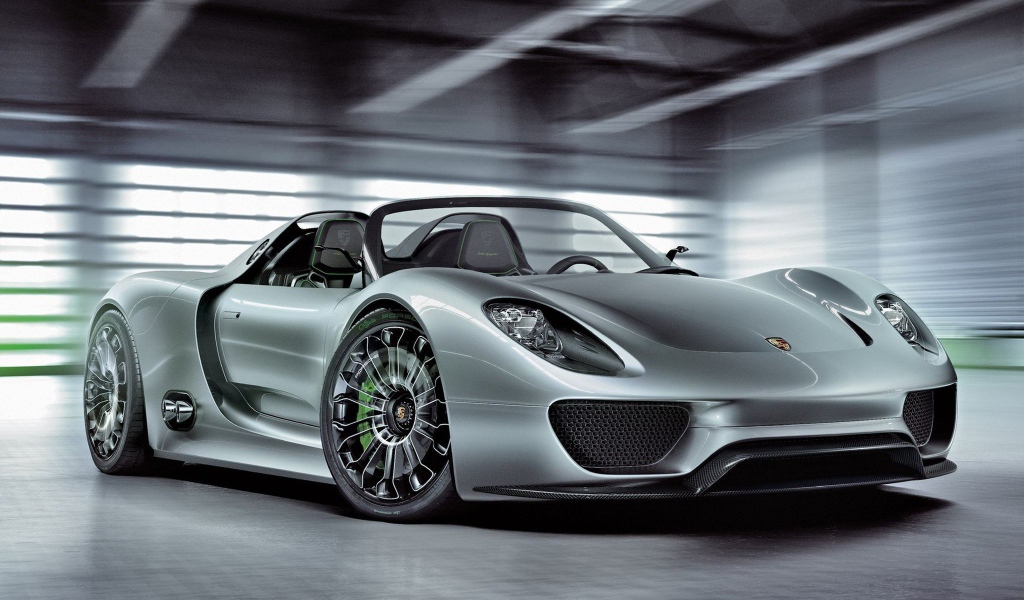 Серебристый Porsche 918 Spyder