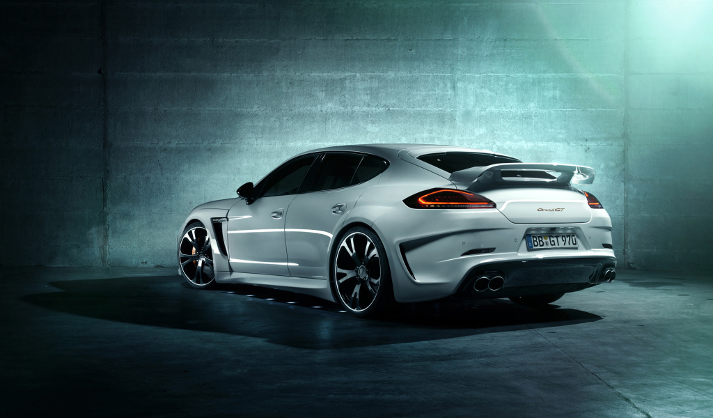 Белый Porsche Panamera Turbo S 2014 года в гараже