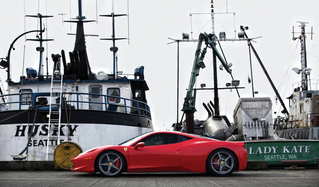 Красный автомобиль на пристани