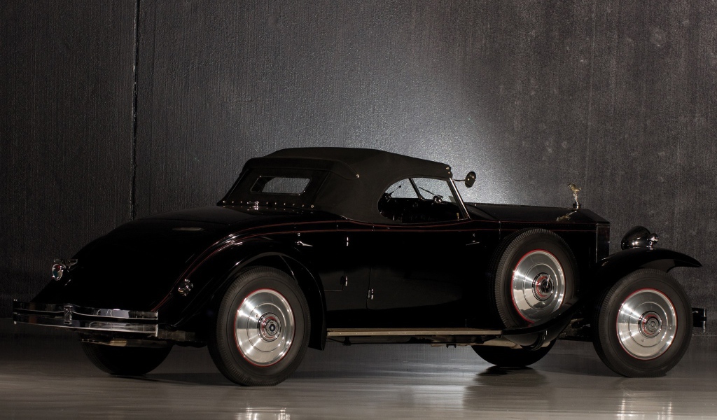 Черный ретро Роллс Ройс