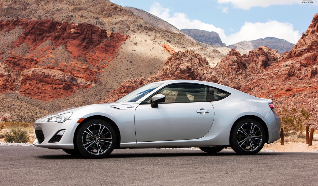 Белая Toyota scion