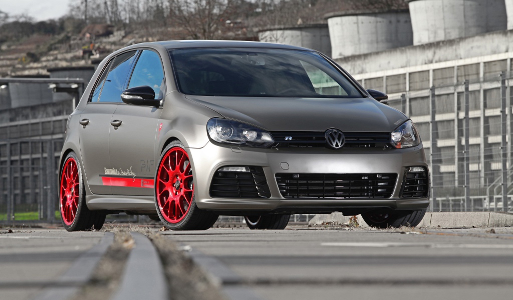 Фольксваген Гольф на стоянке