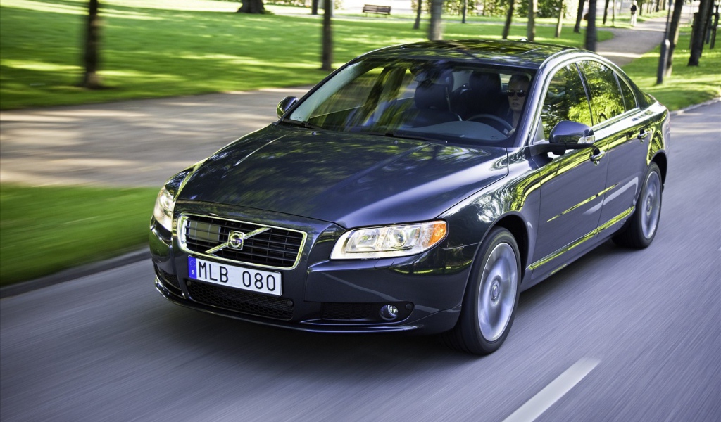 Черный Volvo S80 на дороге