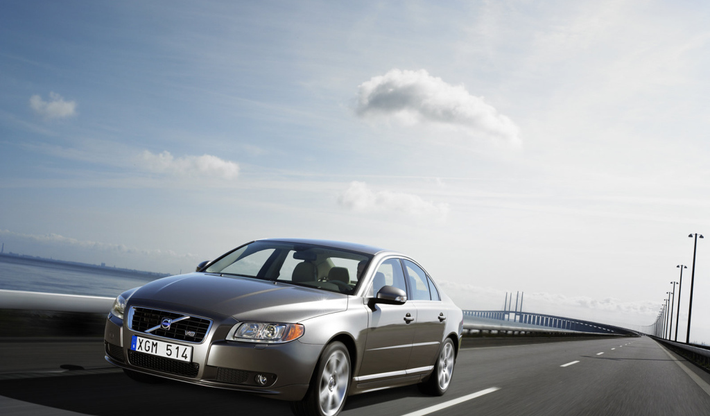 Серый Volvo S80 на дороге