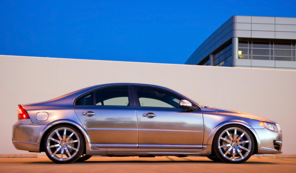 Серебряная Volvo S80