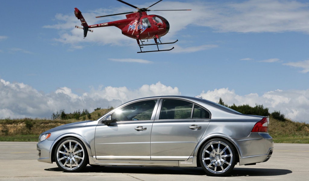 Серебряная Volvo S80 и вертолет