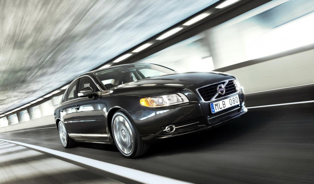 Черный Volvo S80 ускоряется