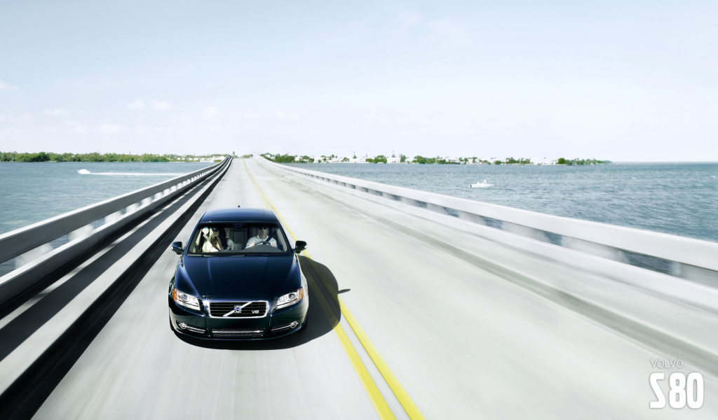Volvo S80 находится на мосту Майами