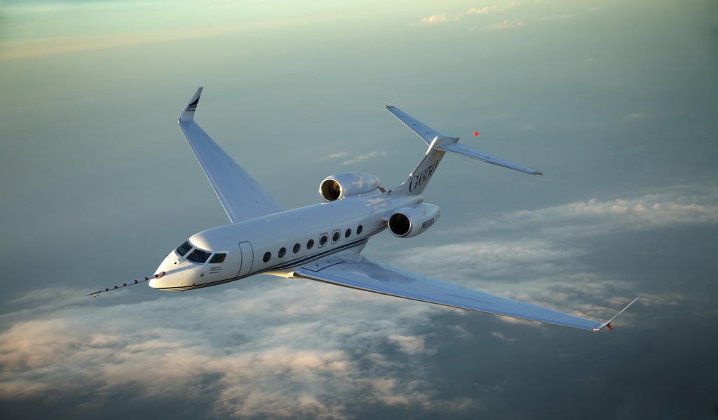 Небольшой частный самолет в полете