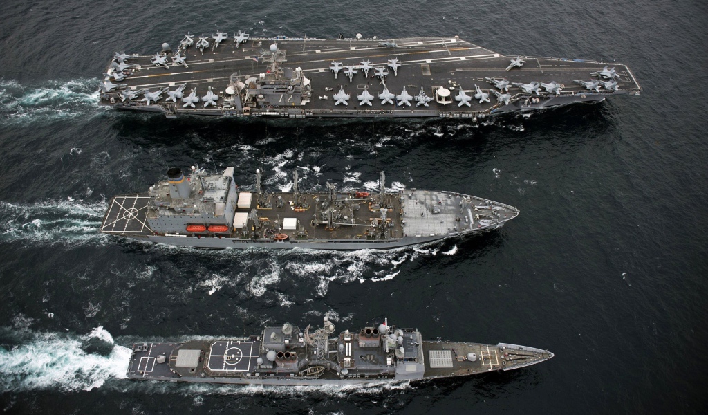 Авианосец и военные корабли