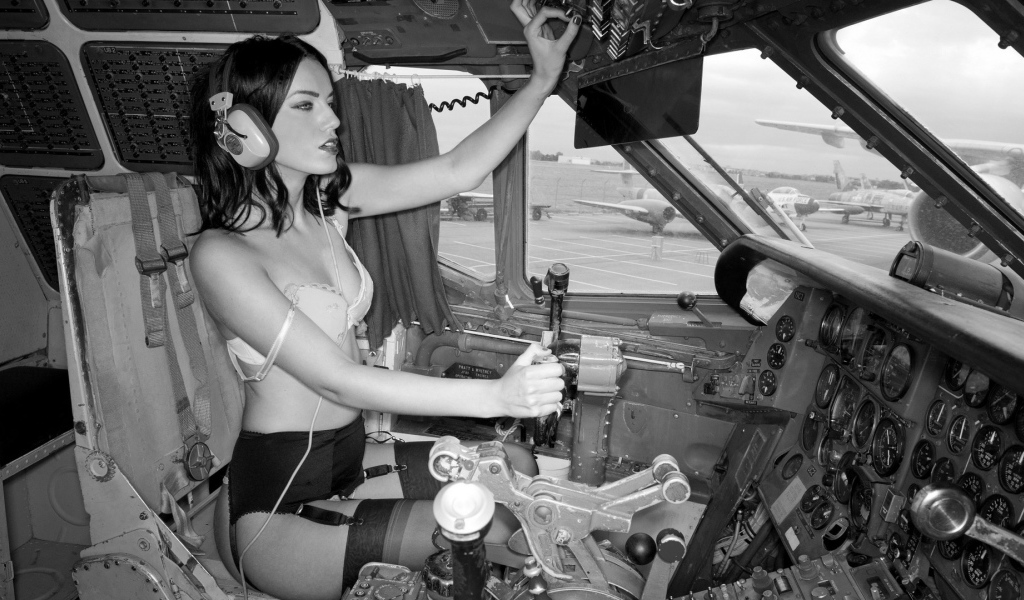 Екатерина Плюшара в кабине самолета
