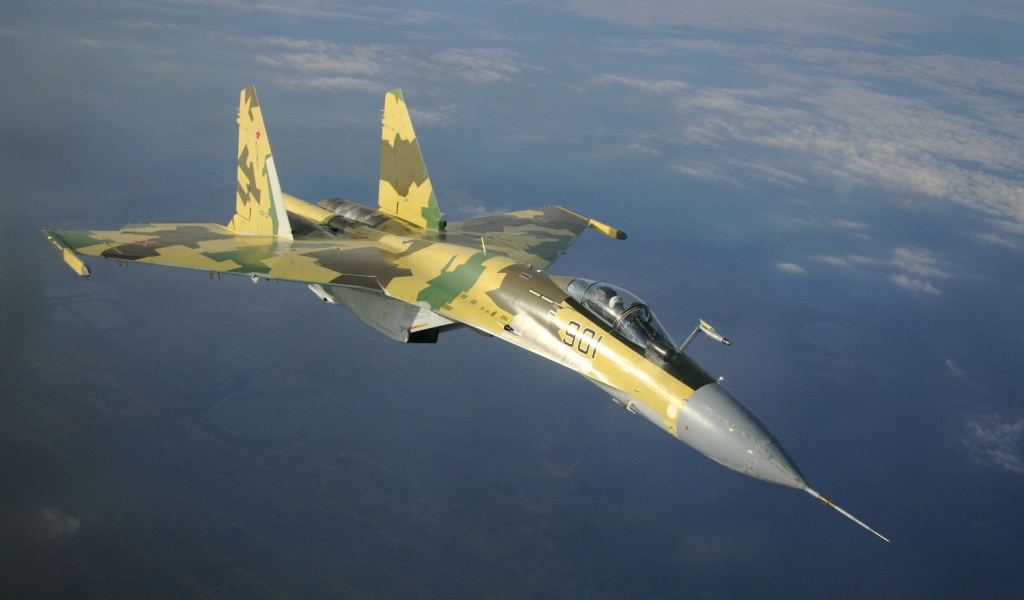 Военный самолет в заоблачной высоте