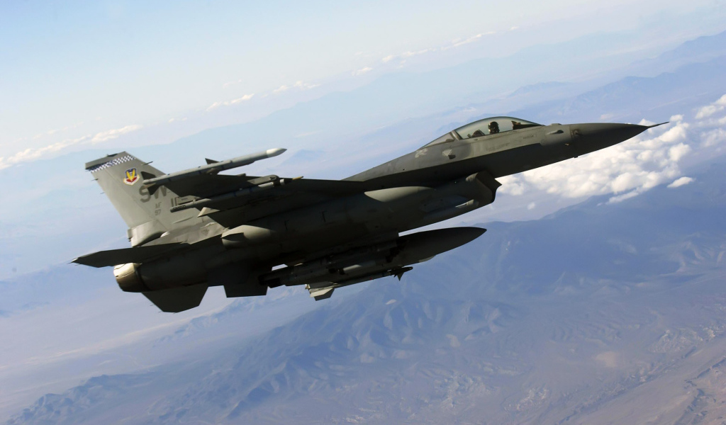 Военный самолет F-16 в полете