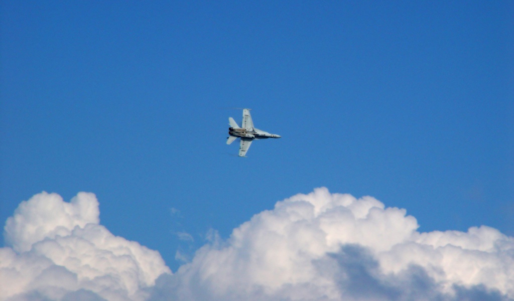 Военный самолет в облаках