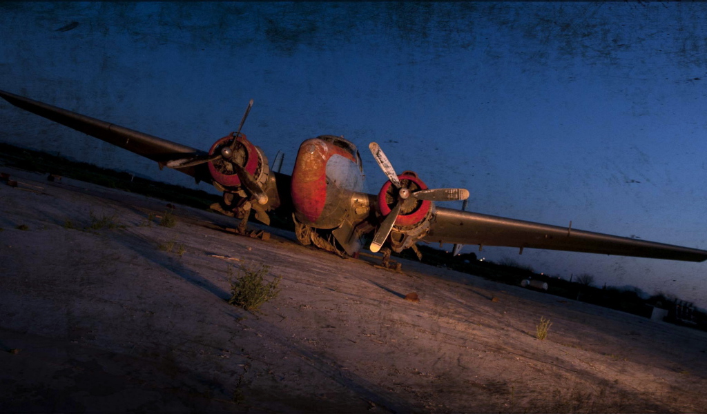 Старый самолет ночью