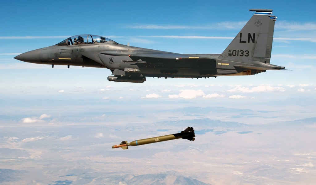 F-15 запустил ракету