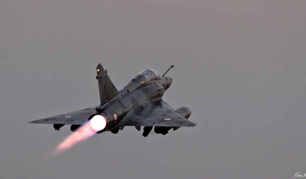 Военный самолет уходит в небо