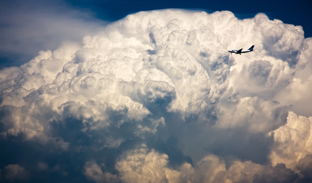 Самолет у грозовой тучи