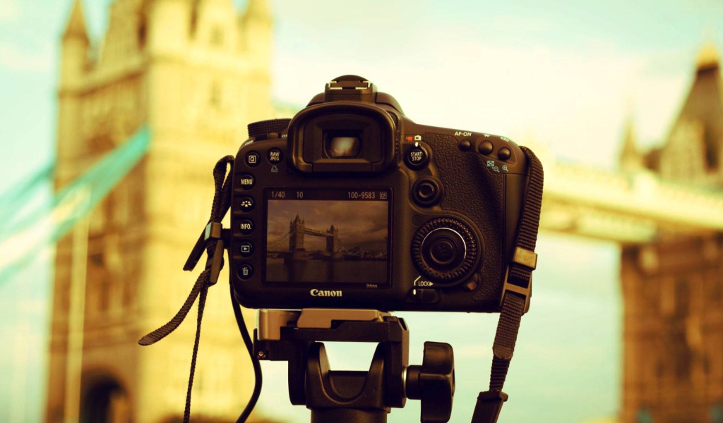 Фотоаппарат Кэнон на штативе