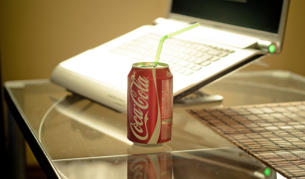 Coca Cola на столе