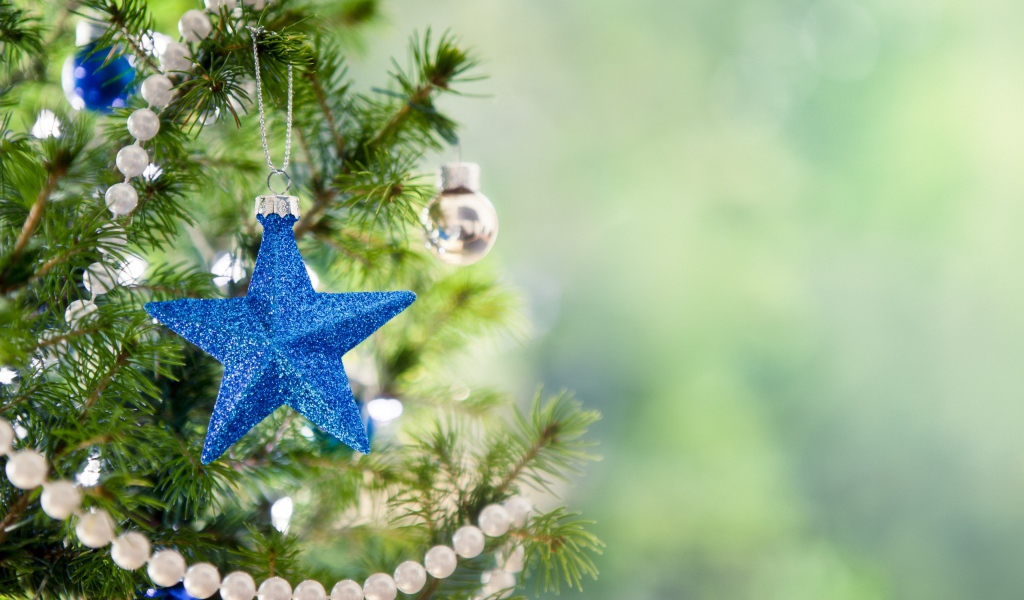 Синяя звезда на ёлке на рождество