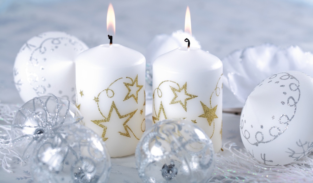 Горящие свечи белые на рождество