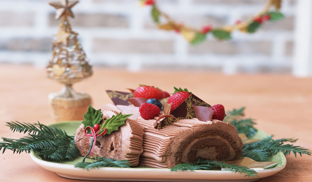 Шоколадный кекс с клубникой на рождество