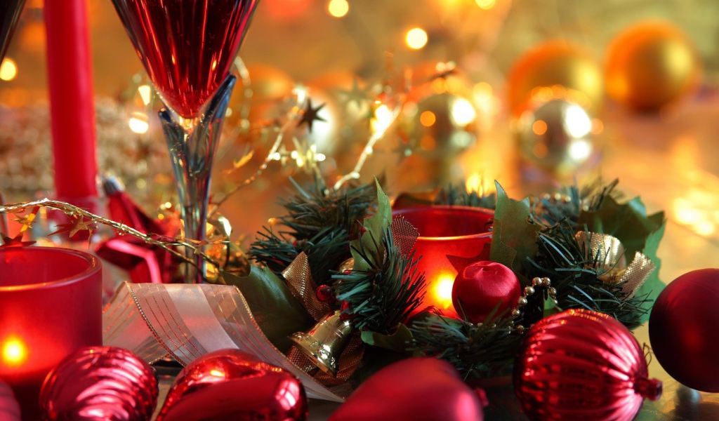 Рождественские украшения на столе