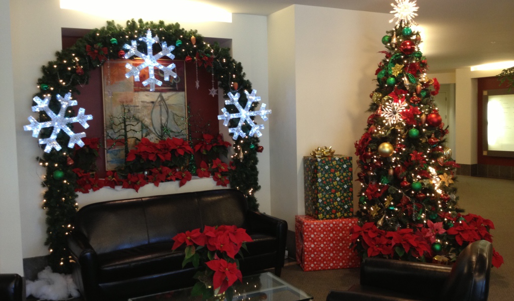 Украшенная уютная комната на рождество