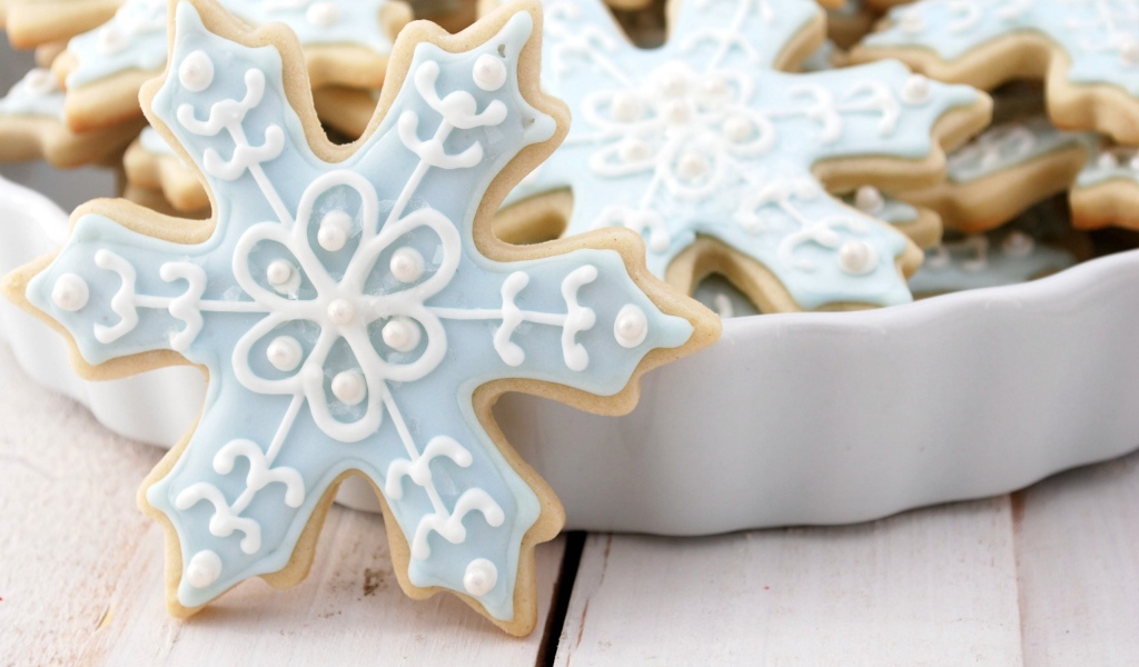 Печеньки в виде снежинок на рождество