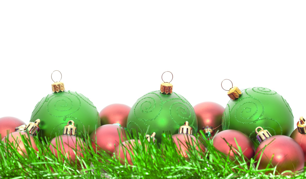 Зелёные и розовые ёлочные игрушки на рождество
