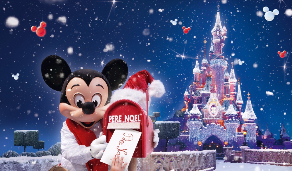 Микки Маус в диснейленде на рождество