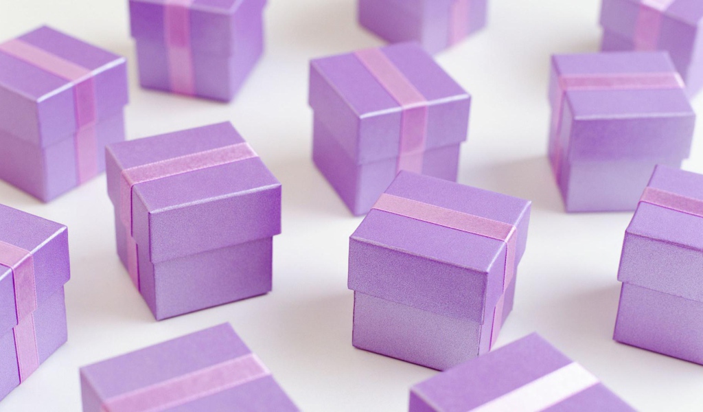 Фиолетовые подарочные коробочки на рождество