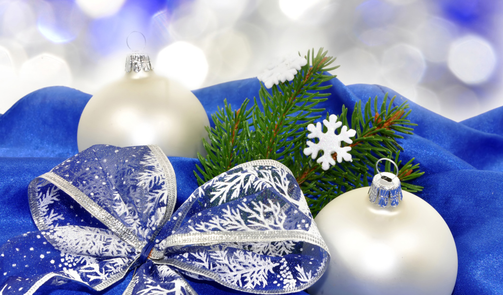 Бант и белые ёлочные шары на рождество