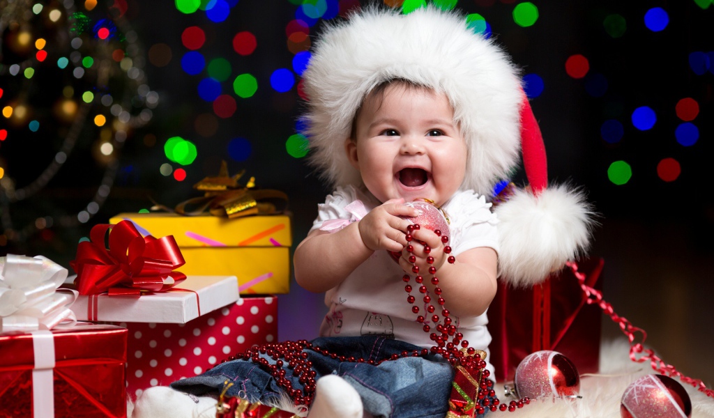 Счастливый ребёнок на рождество