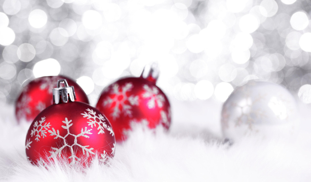 Белые и красные ёлочные игрушки на рождество