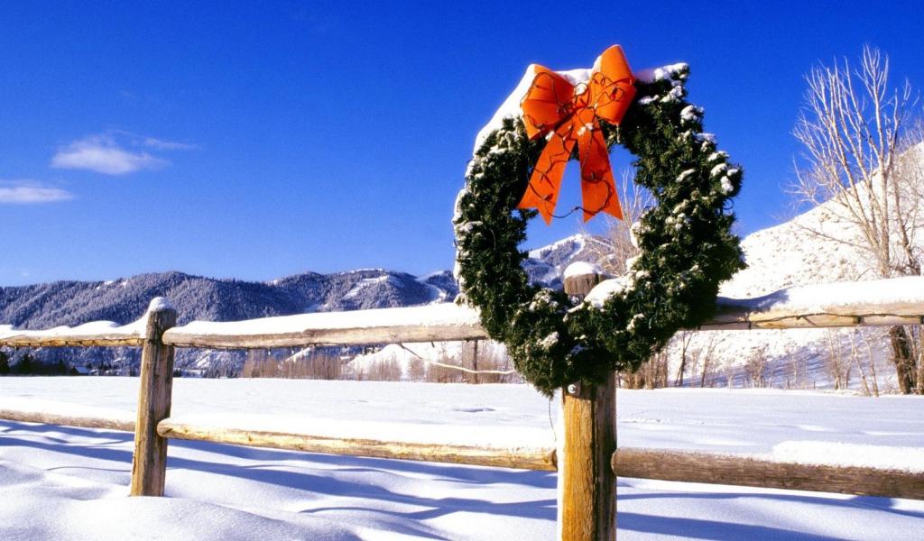 Венок на заборе на рождество