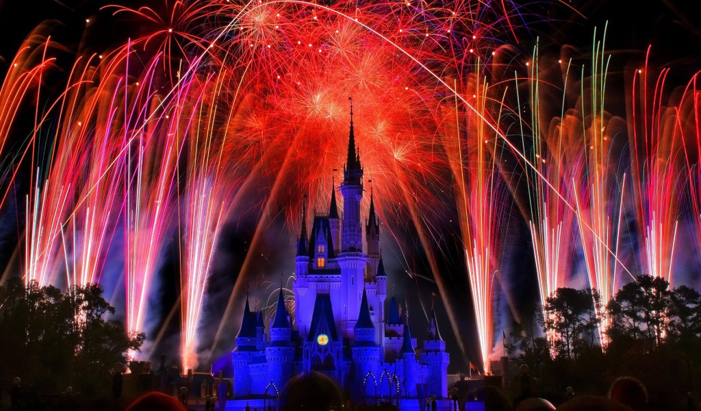 Праздничный фейерверк над костелом