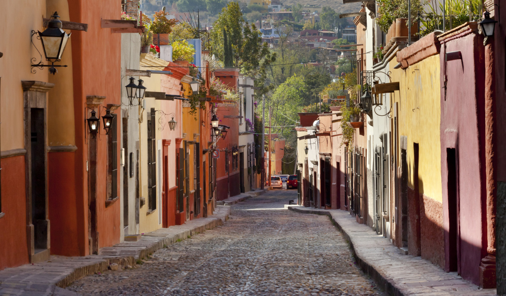 Старинная улица с фонарями