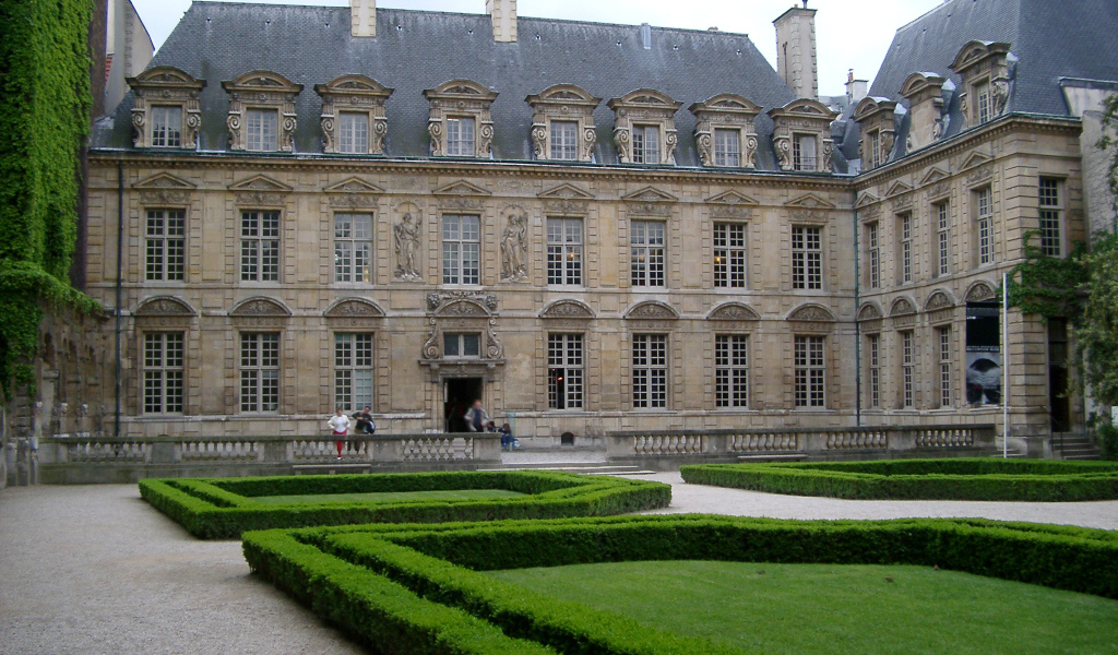 Архитектурный ансамбль с газонами