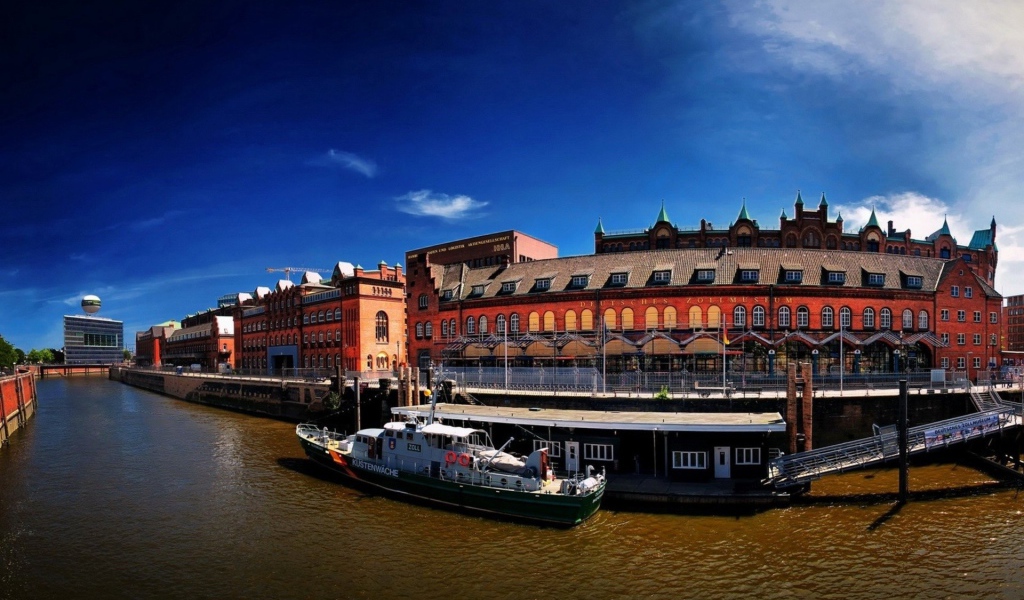  Катер у Городского причала