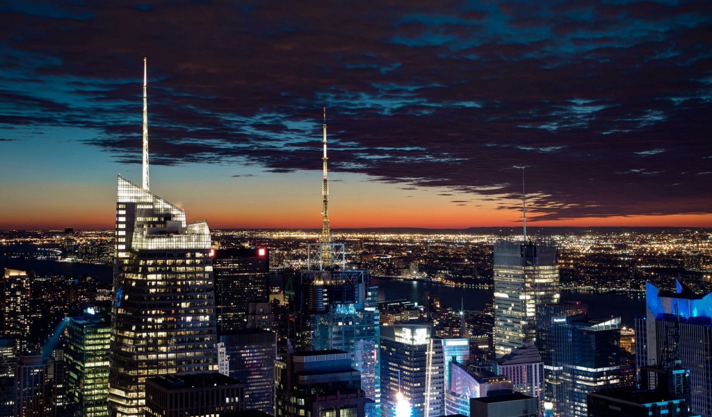 Пейзаж вечернего города с огнями