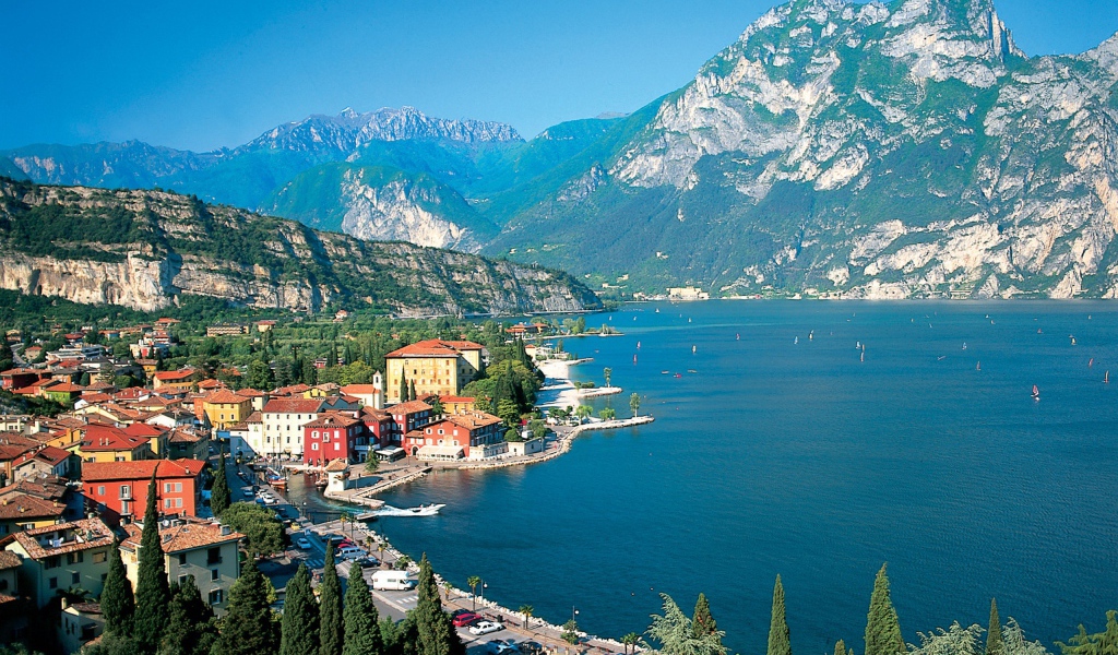 Город на берегу залива