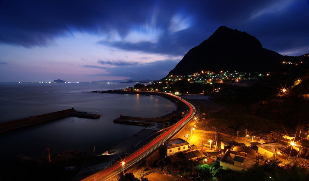 Город на берегу моря ночью