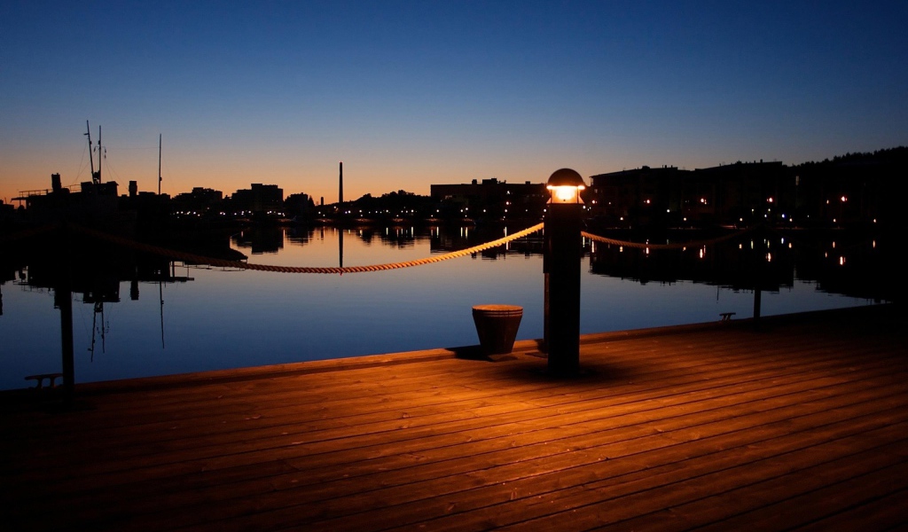 Городской причал ночью